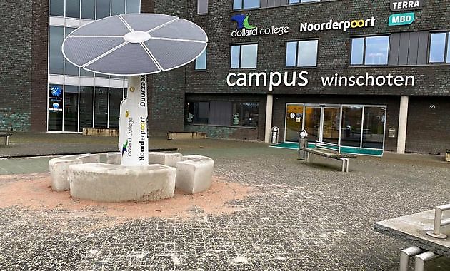 Ecoplant op Campus Winschoten voor opladen van smartphone op zonne-energie - RTV GO! Omroep Gemeente Oldambt