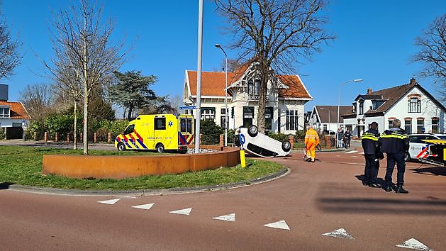 Ongeval op Nassaustraat....auto over de kop - RTV GO! Omroep Gemeente Oldambt