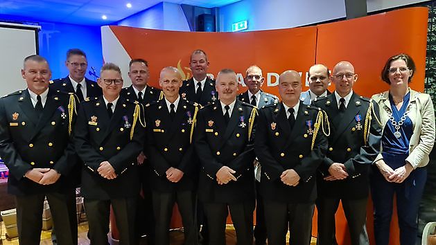 Brandweermannen Winschoten gehuldigd met onderscheidingen - RTV GO! Omroep Gemeente Oldambt