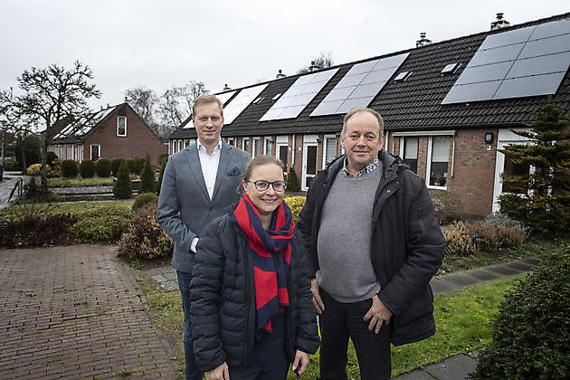 Groninger Huis voorziet alle huurwoningen in Meeden van zonnepanelen - RTV GO! Omroep Gemeente Oldambt