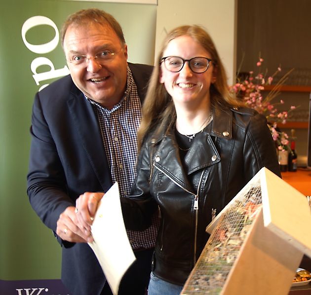 Wethouder Wünker reikt Gouden Handen Award uit in Winschoten. - RTV GO! Omroep Gemeente Oldambt