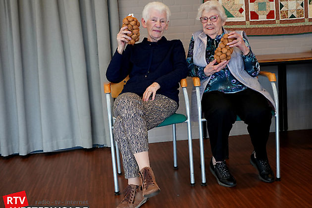 Twee oudste deelnemers winnen bij “neut’n riester’n” in Ter Apel - RTV GO! Omroep Gemeente Oldambt