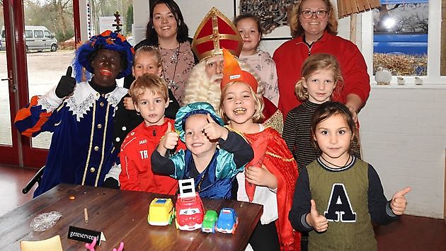 Kinderen genieten van de Sinterklaasmiddag bij de kinderboerderij Winschoten - RTV GO! Omroep Gemeente Oldambt
