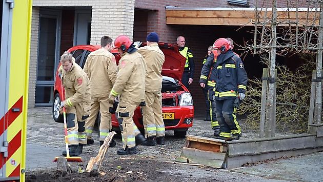 Auto botst tegen boom in Winschoten - RTV GO! Omroep Gemeente Oldambt