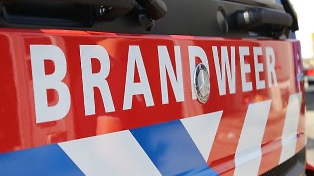 Brandweer Scheemda rukt uit naar auto- en containerbrand - RTV GO! Omroep Gemeente Oldambt