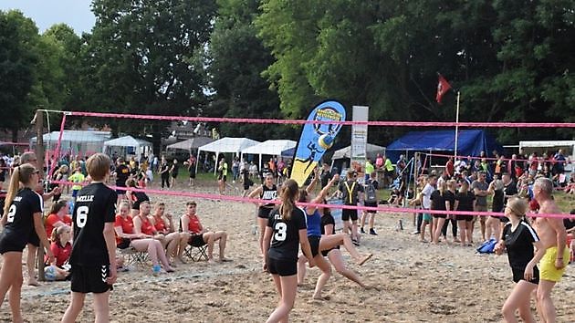 Ook competitie voor tweetallen bij nieuwe Buiten! Beachvolleybal - RTV GO! Omroep Gemeente Oldambt