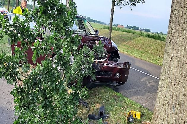 Auto botst tegen boom in Wedderveer - RTV GO! Omroep Gemeente Oldambt