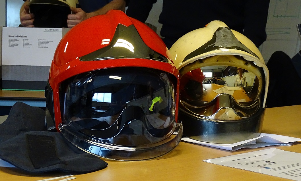 Accessoires Hoeden & petten Helmen Militaire helmen Oude helm van de Brandweerman van vroeger Joegoslavië Uitstekende brandweerhelm 