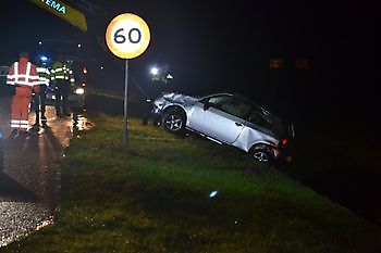 Auto belandt in de sloot na aanrijding Tweekarspelenweg - RTV GO! Omroep Gemeente Oldambt