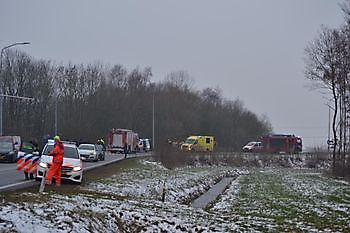 Auto belandt in de sloot in Nieuwe Pekela - RTV GO! Omroep Gemeente Oldambt