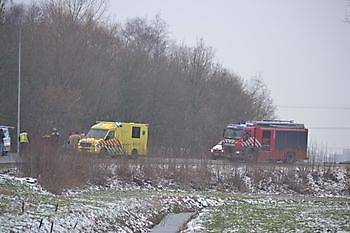 Auto belandt in de sloot in Nieuwe Pekela - RTV GO! Omroep Gemeente Oldambt